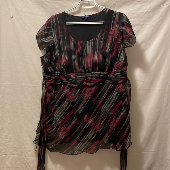 Short sleeve, dress up shirt, tie back - Picture 1 of 2